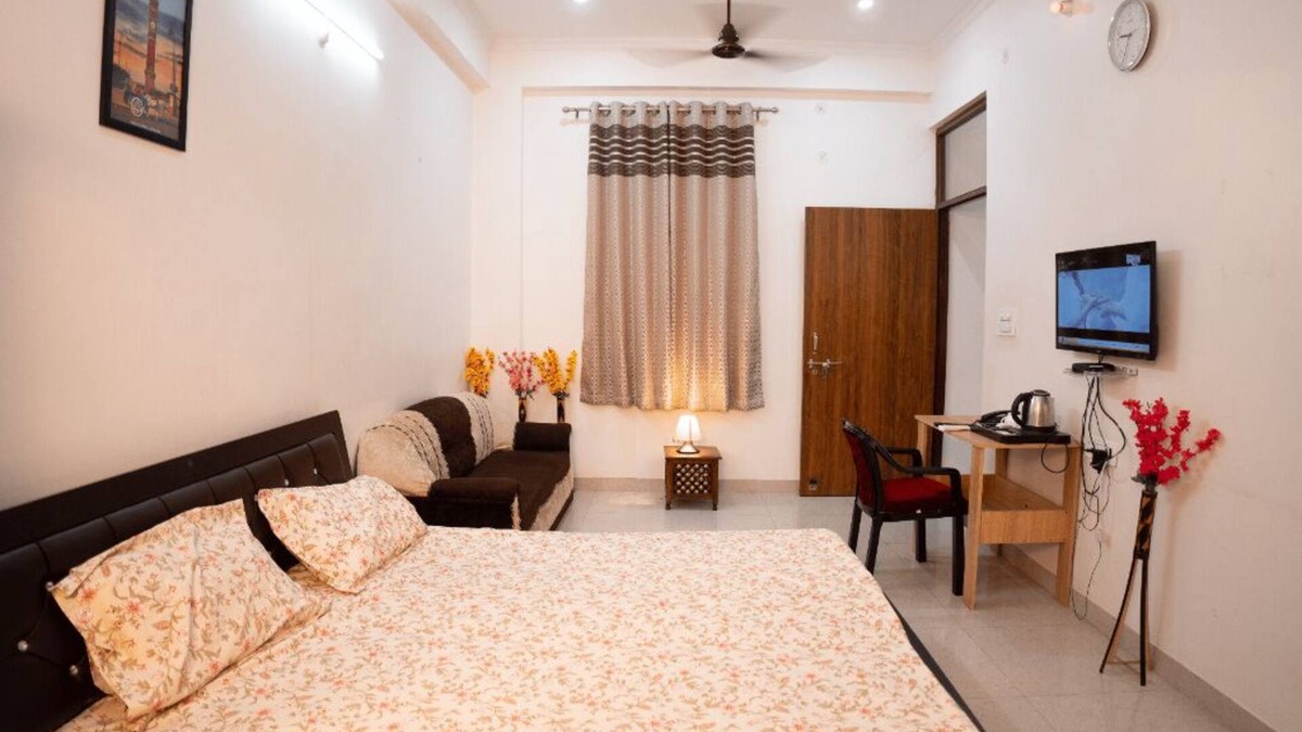 Gomti Nagar Bed & Breakfast | Peaceful 1BHK Near Taj | Kitchen + Breakfast