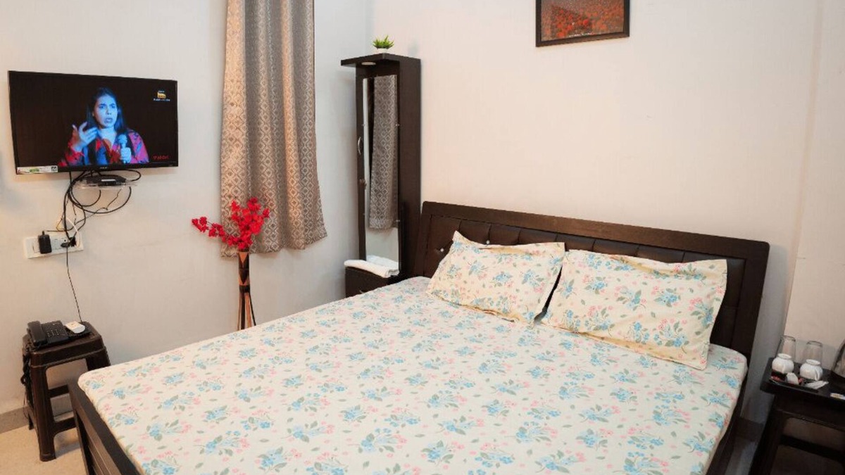 Gomti Nagar Bed & Breakfast | Peaceful 1BHK Near Taj | Kitchen + Breakfast