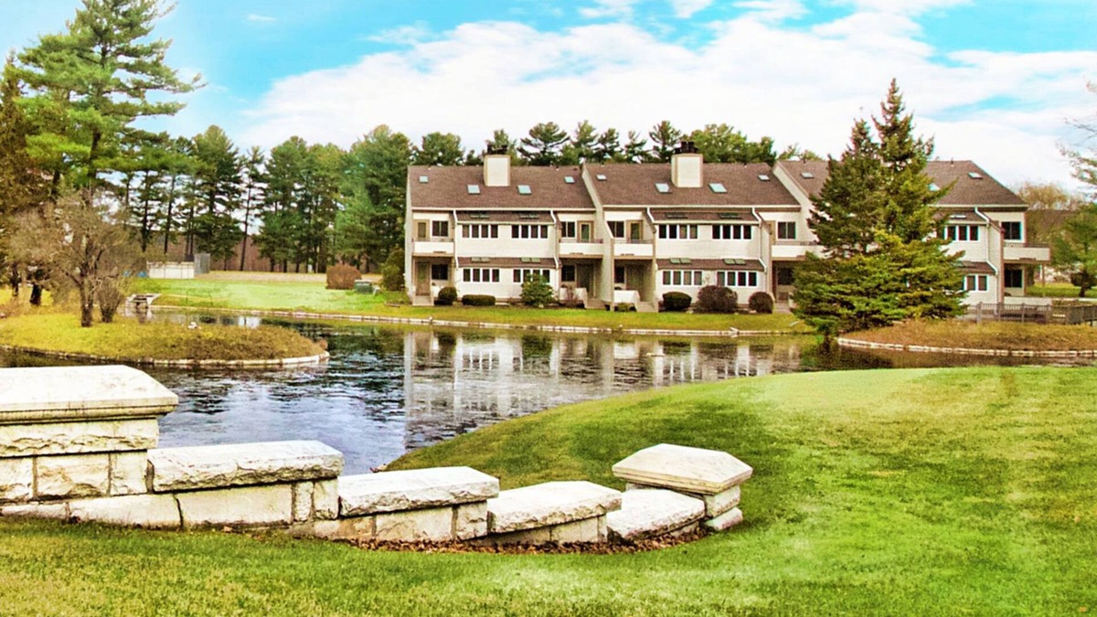 Lenox Condo | Peaceful 1BR Condo with Pond View