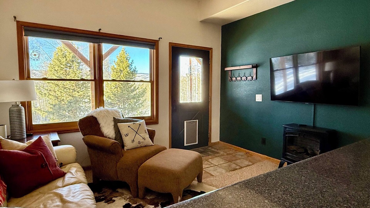 Grand View Highlands Apartment | Peaceful 2-bedroom apartment - dogs welcome