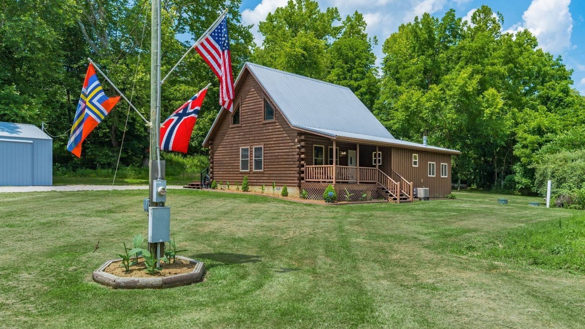 McArthur Cabin | Peaceful 2-Bedroom Cabin near Lake Hope State Park in the Hocking Hills Region