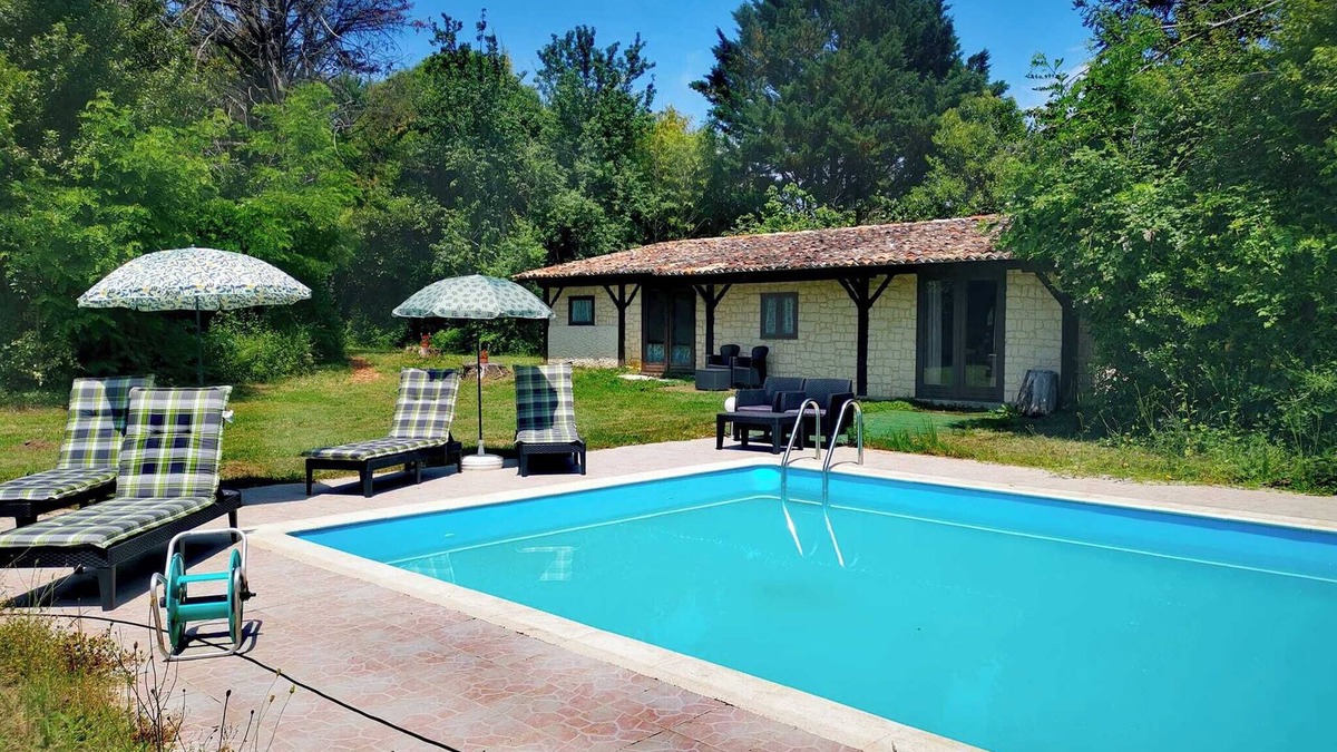 Bergerac Cottage | Peaceful 2 bedroom gite with Wifi in the countryside outside historic Bergerac