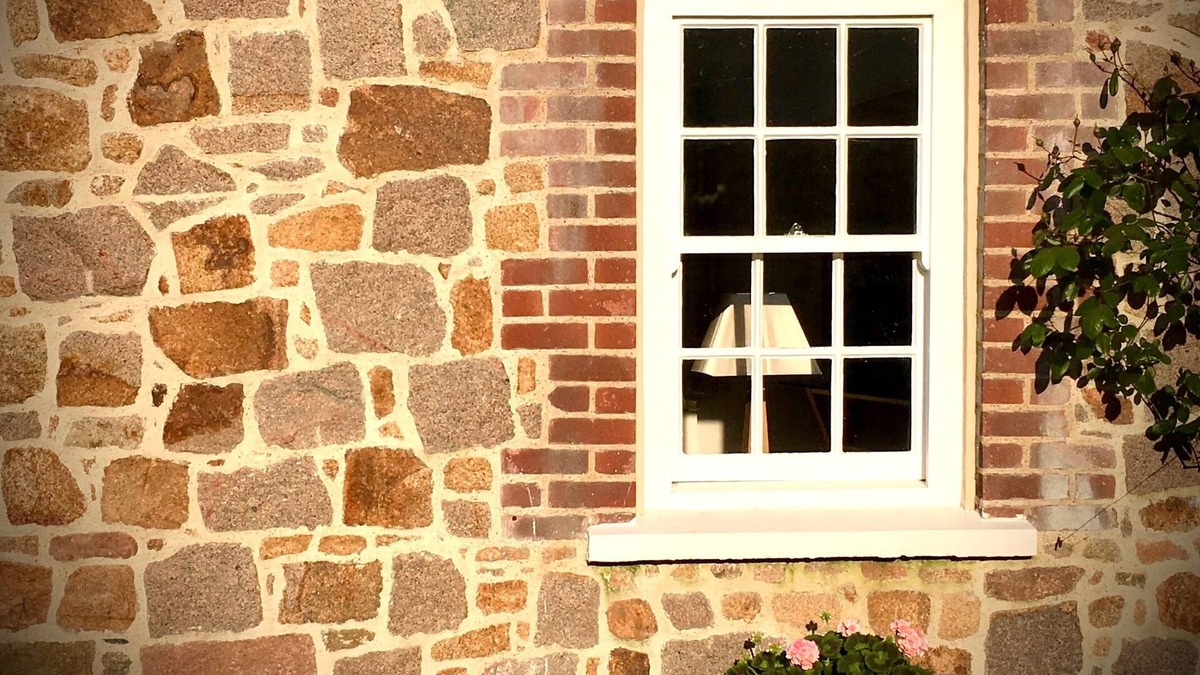 Saint Ouen House | Peaceful 2 bedroom granite country dower house