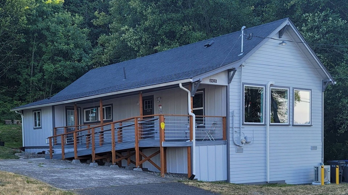 Shelton House | Peaceful 2+ Bedroom House, Salt Water Peekaboo View, WiFi, A/C & near the Park.