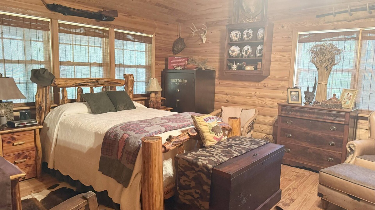 Tifton Cabin | Peaceful 2BR Cabin Retreat in Tifton-Shady Pondside Getaway on Quiet Dirt road