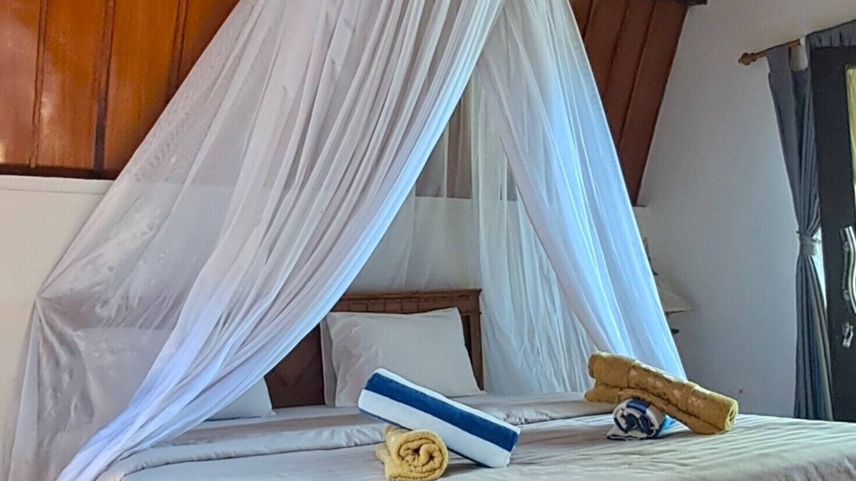 Gili Air House | Peaceful 2BR Bungalow Pool Access Walk to Sunset Beach