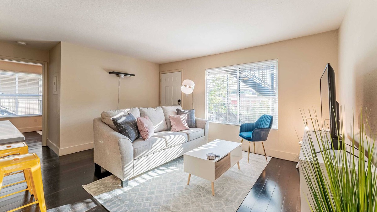 Riverside Apartment | Peaceful 2BR king beds suite next to Downtown