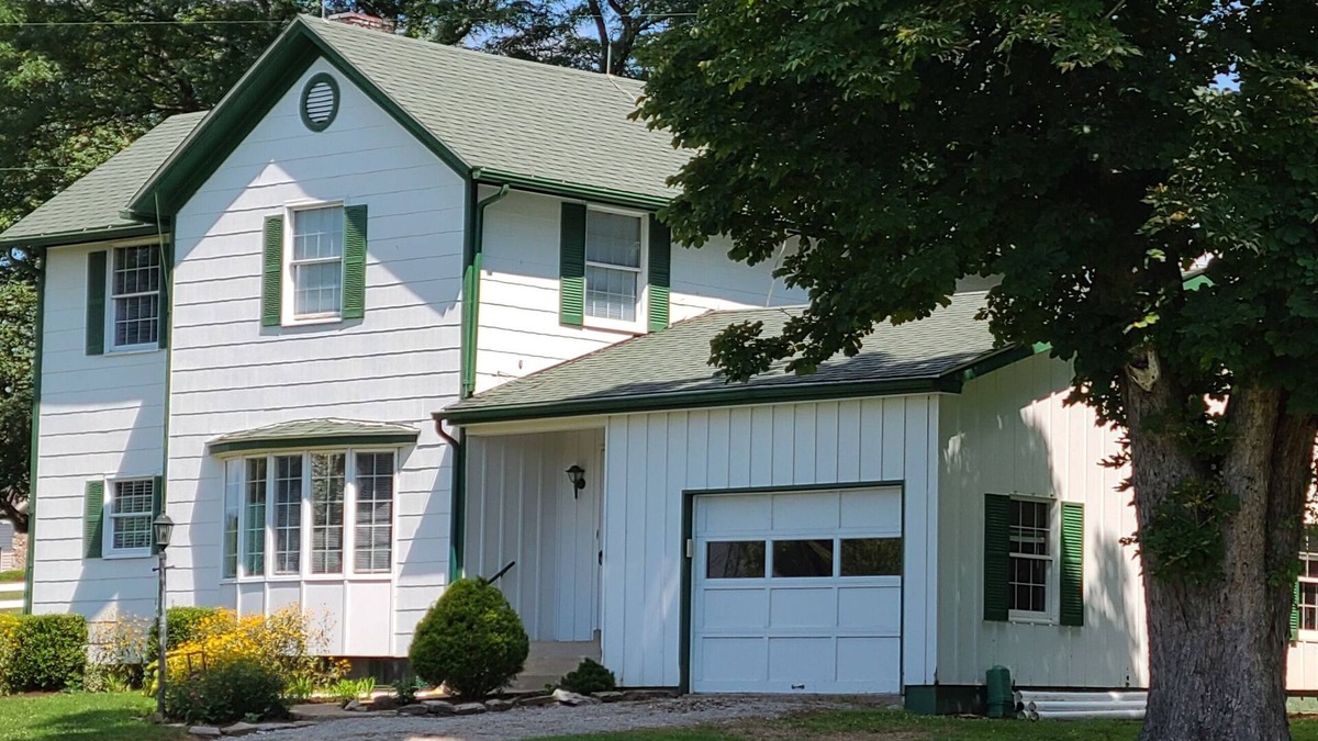 Bovard House | Peaceful 3-Bedroom Country Farmhouse Situated on 125 Acre Horse Farm