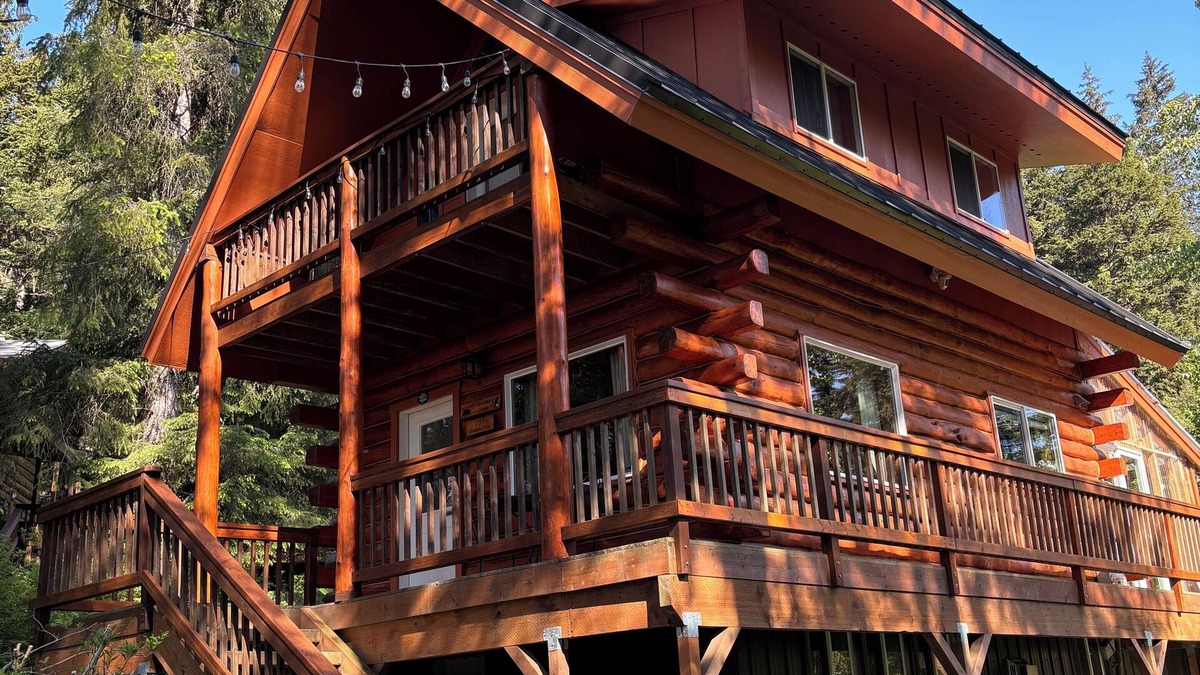 Girdwood Ski Chalet | Peaceful 3 Story Log Cabin Chalet w/Hot Tub