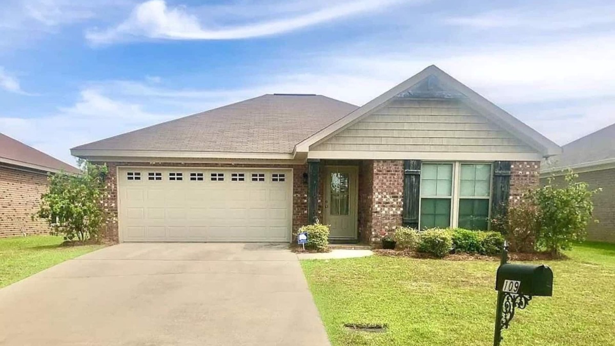 Dothan House | Peaceful 3BR/2BA Hidden Lake Home Near ACOM w/WiFi