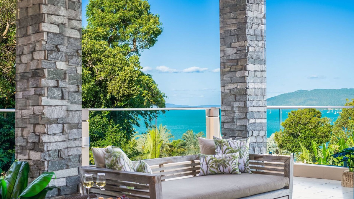 Airlie Beach House | Peaceful 4 Bed 3 Bath property overlooking Pioneer Bay & Airlie Beach beyond