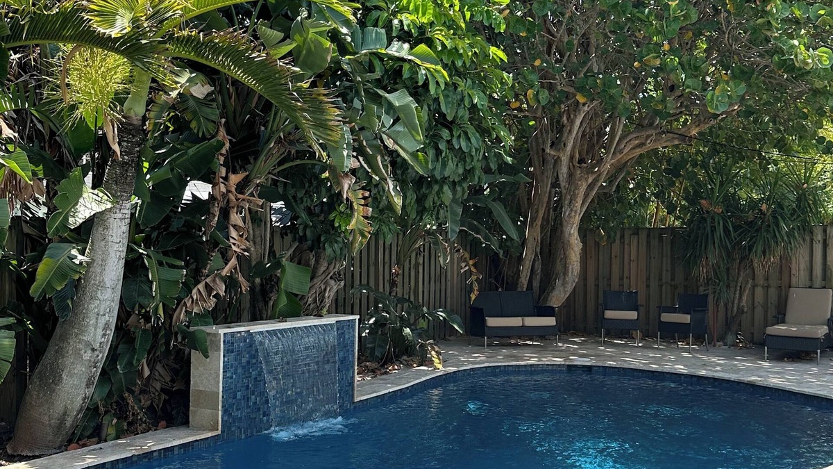 North Corals House | Peaceful 4 Bedroom Getaway: 8 min from the beach