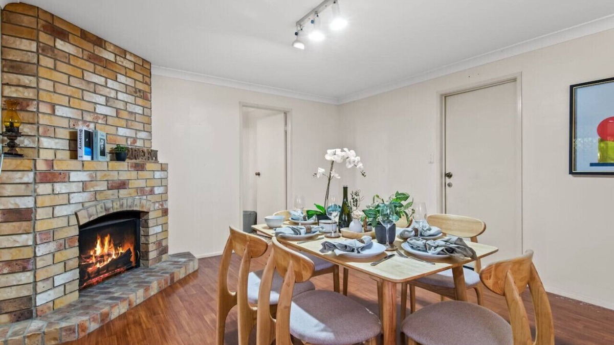 Sunnybank House | Peaceful 4BR at Sunnybank CBD w/2Parking/Yard/Mall
