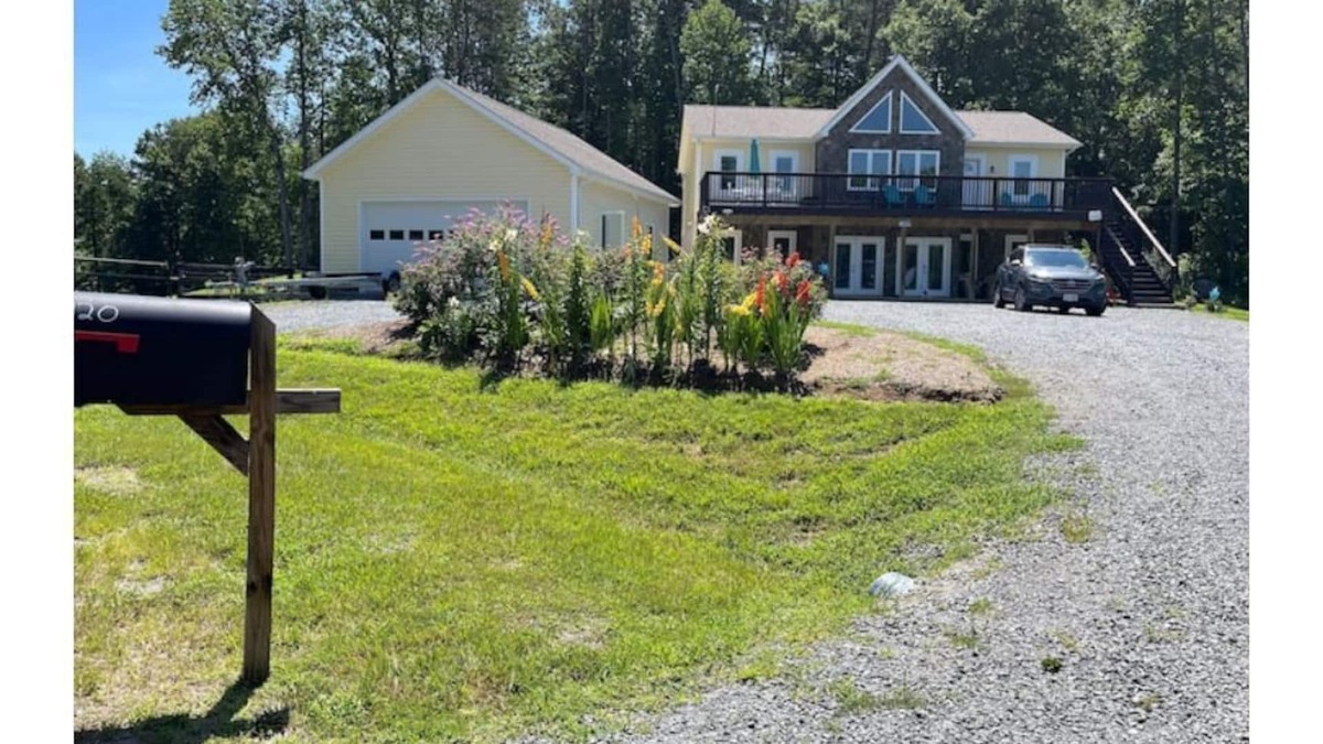 Louisa House | Peaceful 5 bedroom home, 1 block from lake