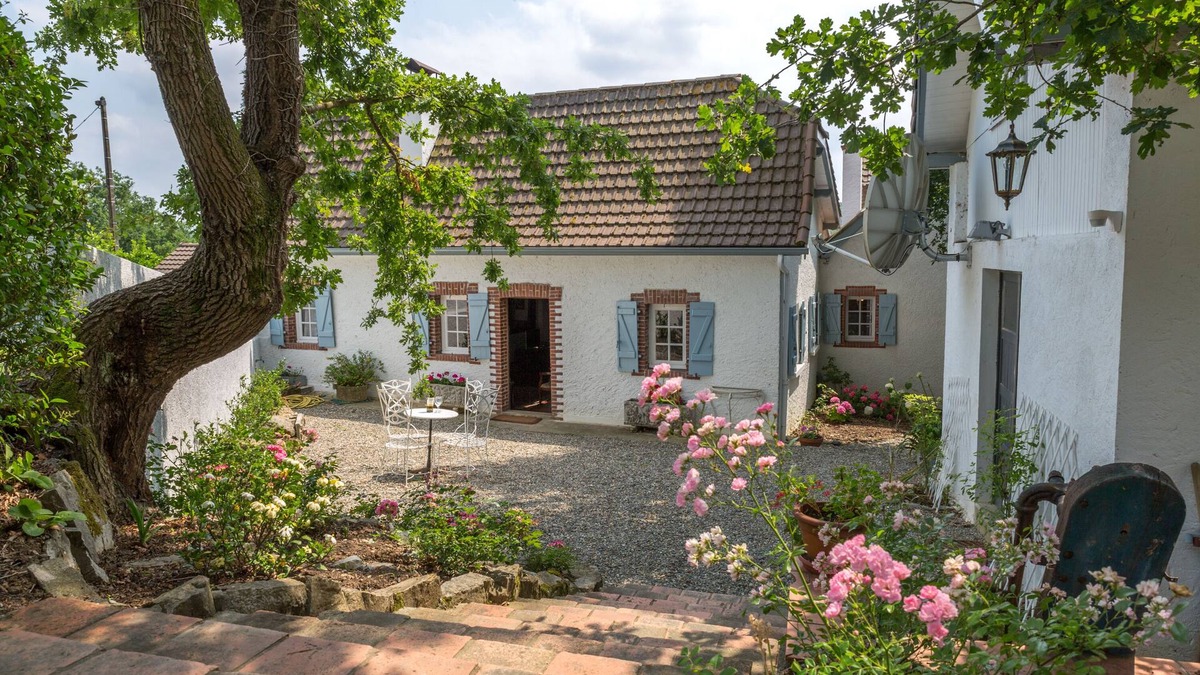 Doazon House | Peaceful 6 bedroom country lake house with spacious grounds, tennis court & pool