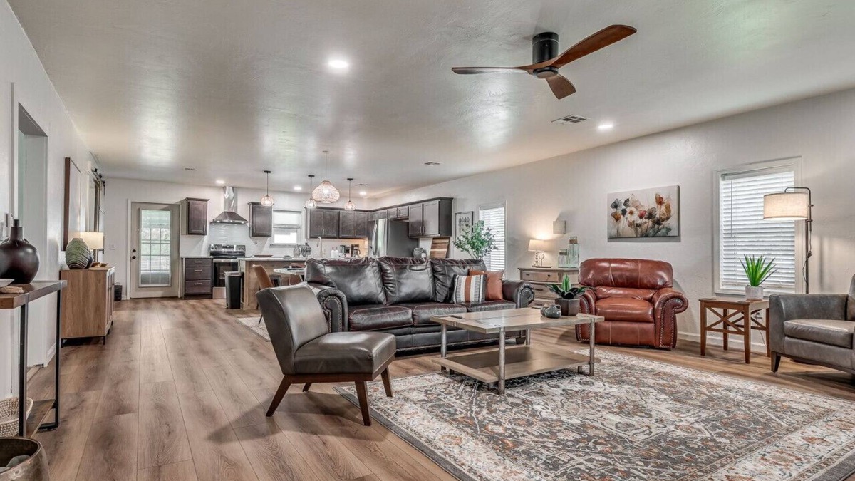 Ada House | Peaceful Acre - Cozy house with beautiful backyard