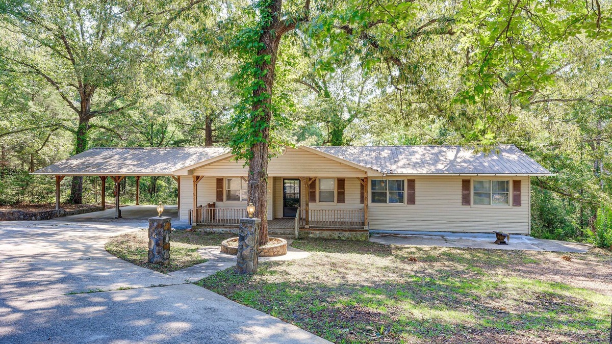 Jackson House | Peaceful Alabama Vacation Rental w/Large Deck