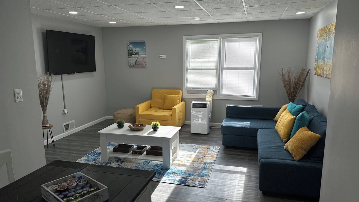 East Hazel Crest Apartment | Peaceful and comfy home away from home in the ‘burbs oasis