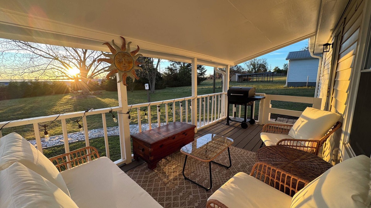 Hoschton House | Peaceful and Charming Getaway 4-bedroom home in Braselton with WiFi, AC