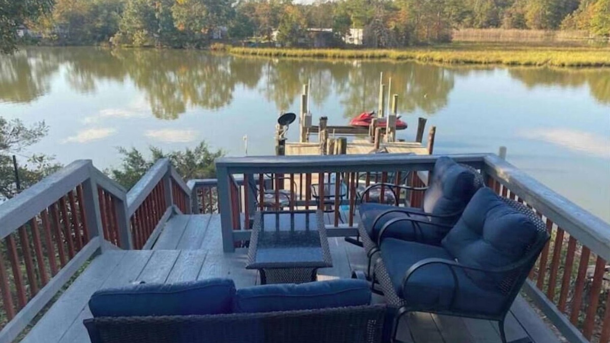 Colonial Beach House | Peaceful and Cozy Waterfront Home [just renovated]