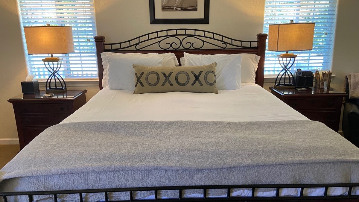 El Verano Cottage | Peaceful and Private Hot Tub, 2.1 miles to Sonoma Plaza, Romantic Getaway for 2
