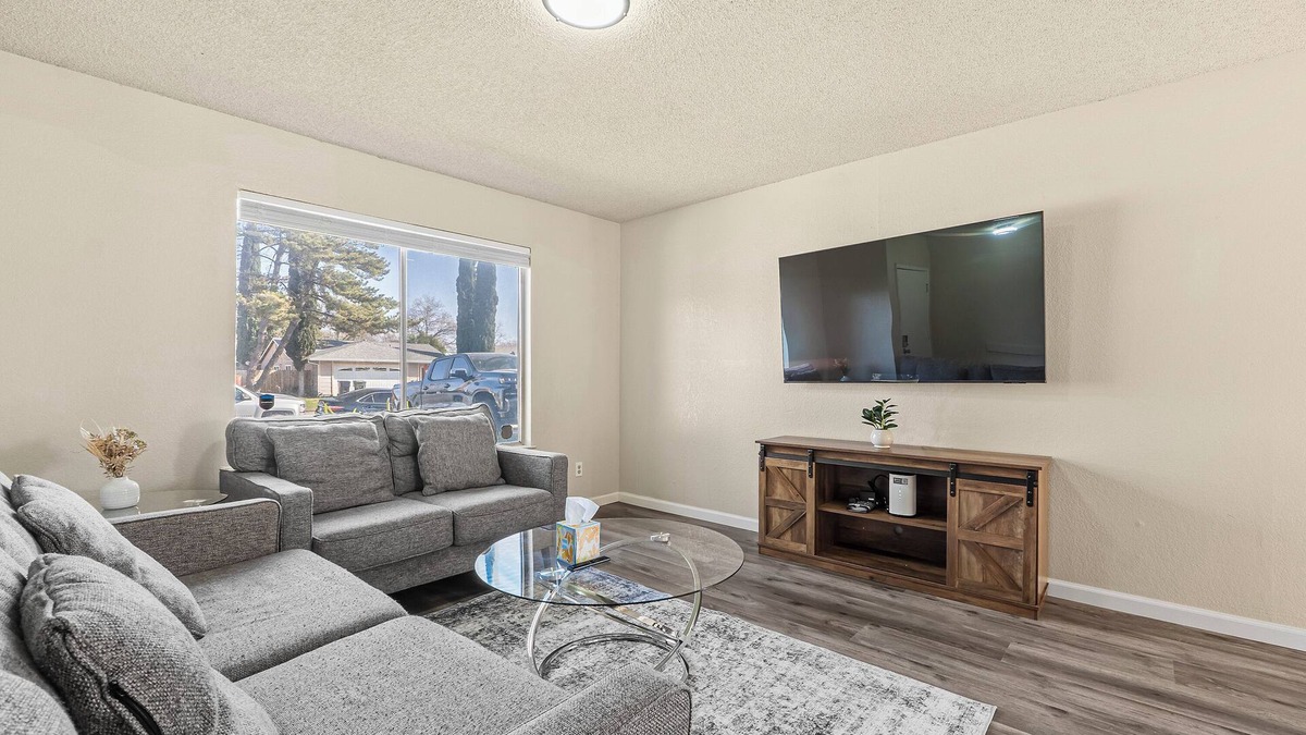 South Natomas Villa | Peaceful and Quiet 4 Br house with Garage