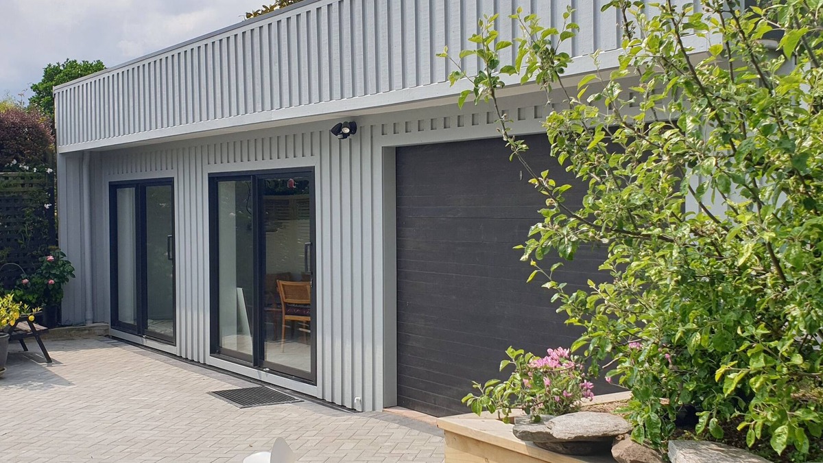 Hilltop Apartment | Peaceful apartment type, 3 mins walk to the water. brilliant location.