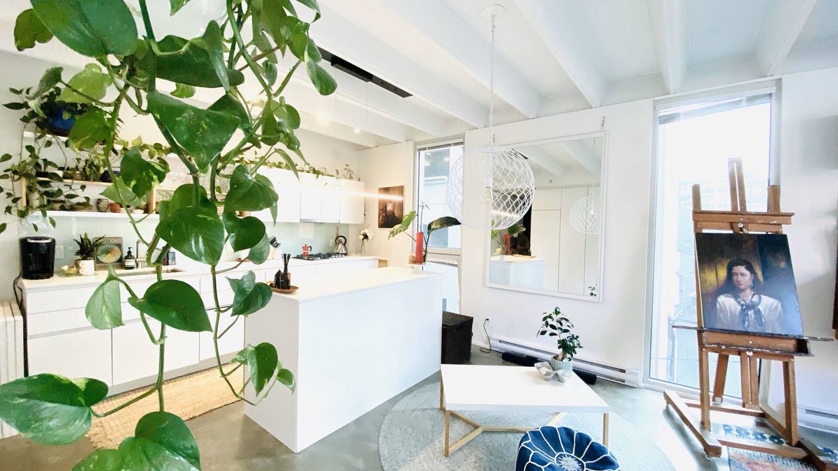 Chinatown Condo | Peaceful Artists Garden Loft in the heart of Vancouver Chinatown. Pet-Friendly!