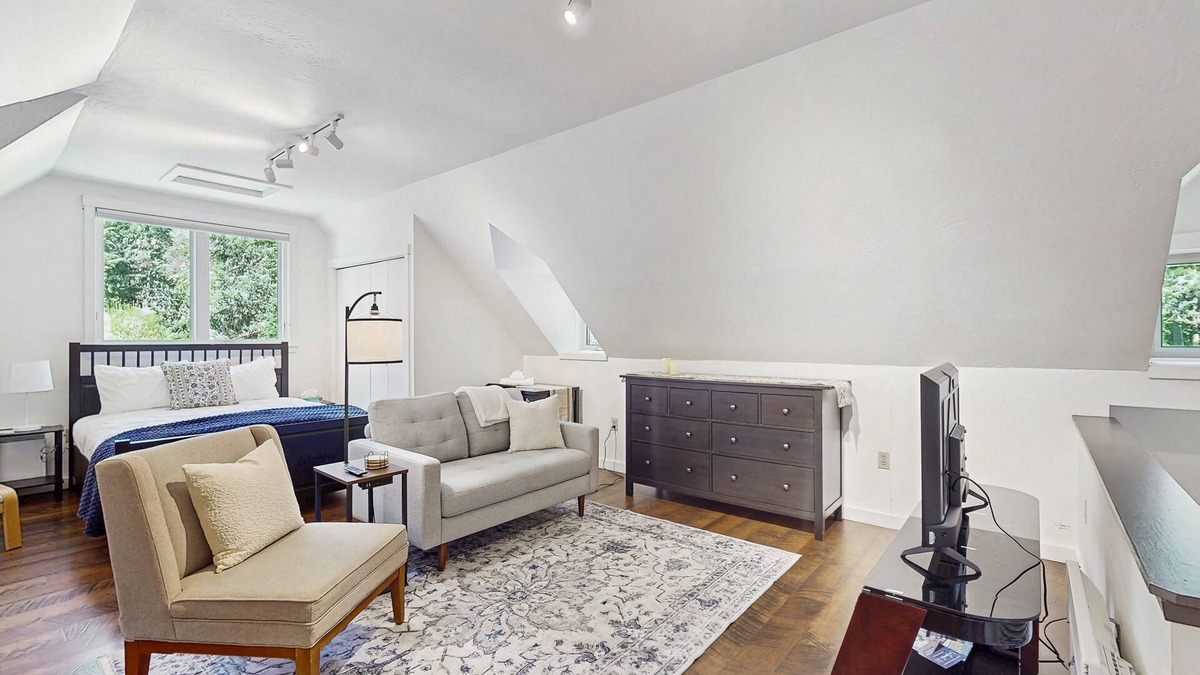 Rollingbay Apartment | Peaceful Bainbridge Island Studio on Horse Farm with Trail Access