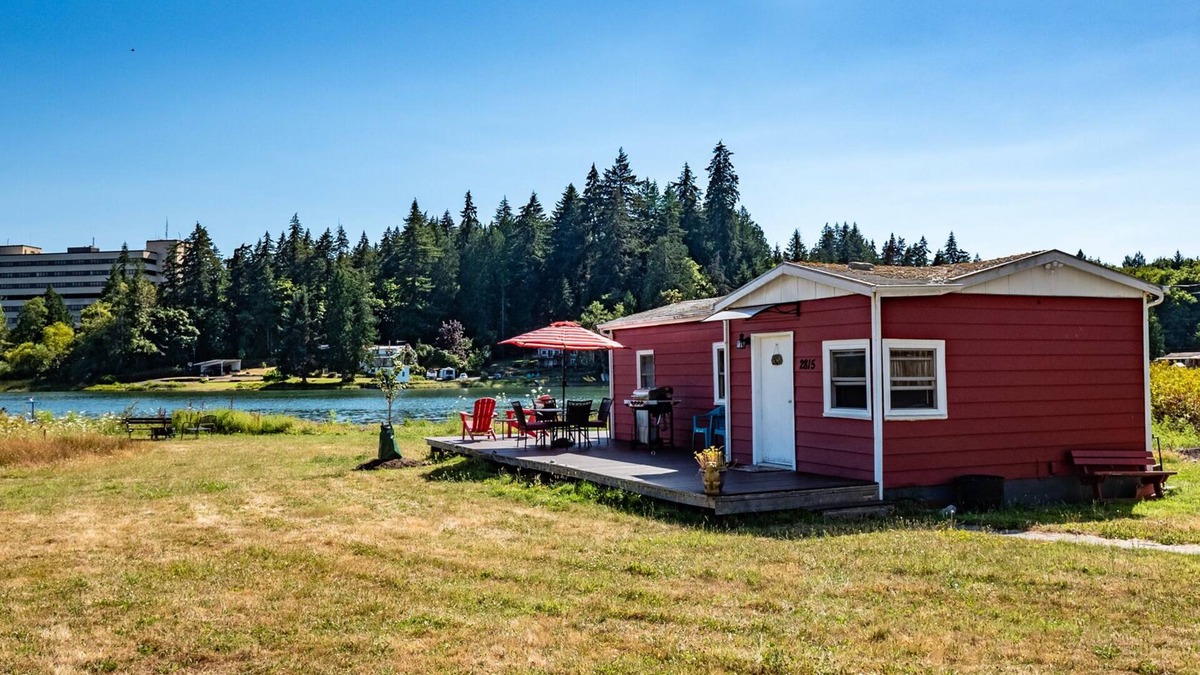 Jackson Park Support Area Cottage | Peaceful Beachfront Cottage - Large Deck & Fire Pit - Gorgeous Views & Wildlife