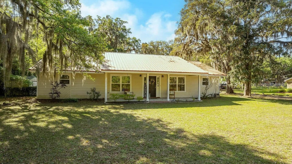 Mossy Oaks House | Peaceful Beaufort Single Story Ranch w/pond view - 3BR/2BA/8 beds. Sleeps Many!