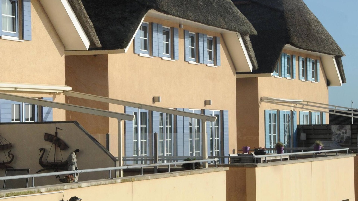 Stavoren Villa | Peaceful boathouse located in a water activity-rich area