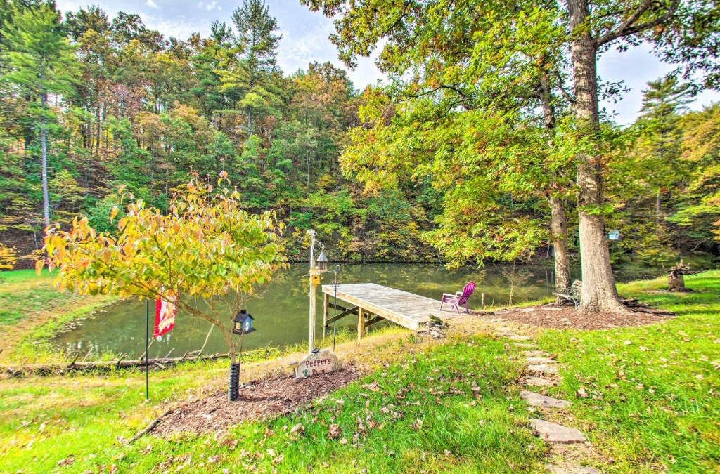 Broadway House | Peaceful Broadway Cottage on the Pond!