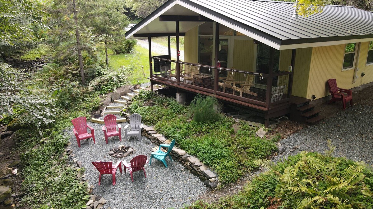 North Pomfret House | Peaceful Brookside North Pomfret Cottage