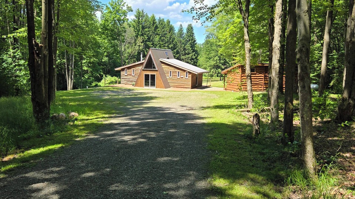 Farmersville Station Cabin | Peaceful cabin getaway close to Ellicottville and Holimont.