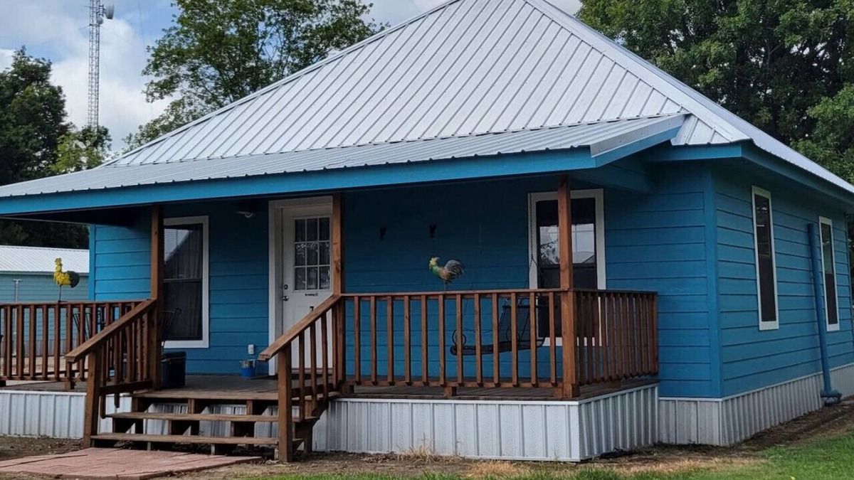 Lake Village Cabin | Peaceful cabin in orchard with Lake Chicot views!