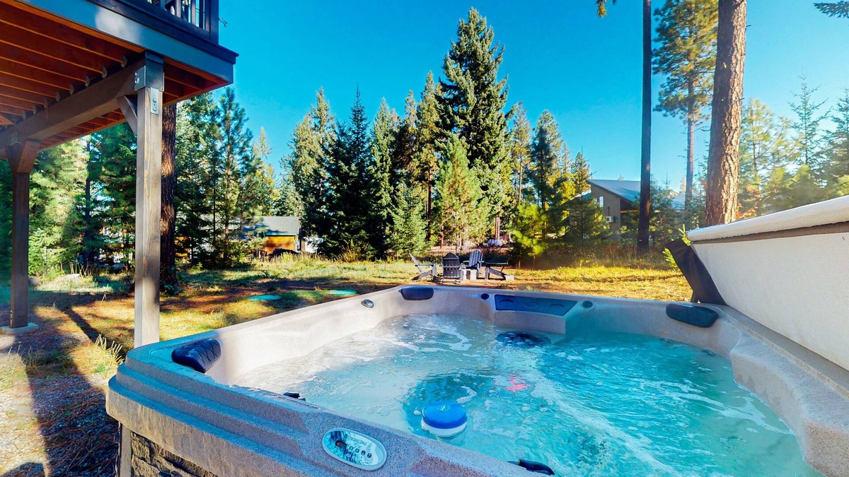 Cle Elum Cabin | Peaceful cabin with hot tub, firepit, amazing views, fireplace & furnished deck