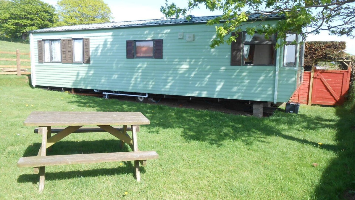 Callington House | Peaceful caravan with WiFi in charming outskirts Callington on a working farm .