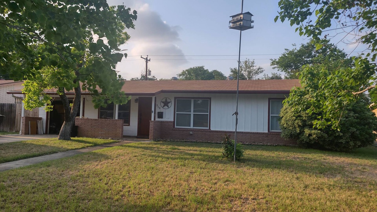 North San Antonio - SAT House | Peaceful & central located home with fully equipped kitchen & backyard BBQ oasis