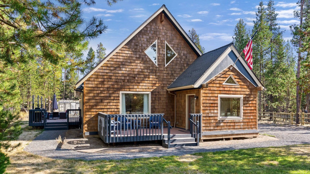 Oregon Water Wonderland Ski Chalet | Peaceful chalet with hot tub and fire pit