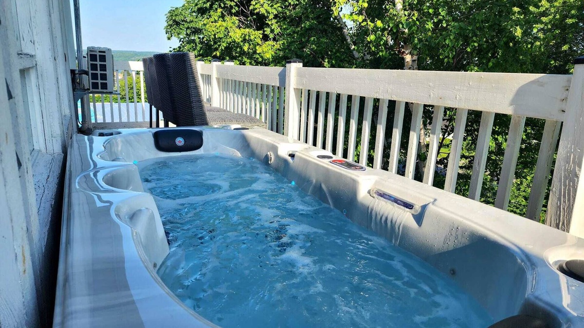 Quartier 5-4 Apartment | Peaceful CityView Hot Tub| 2 Parking | EV Charger