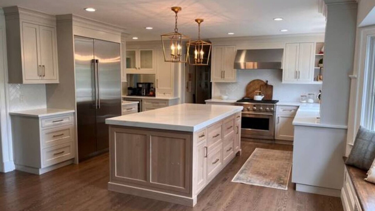 Greenwich House | Peaceful Colonial on Private Road in Greenwich, CT