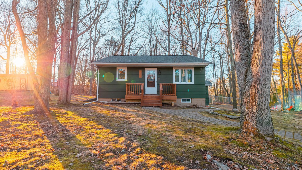 Tafton Cottage | Peaceful Cottage by Lake Wallenpaupack, Dog Friendly!