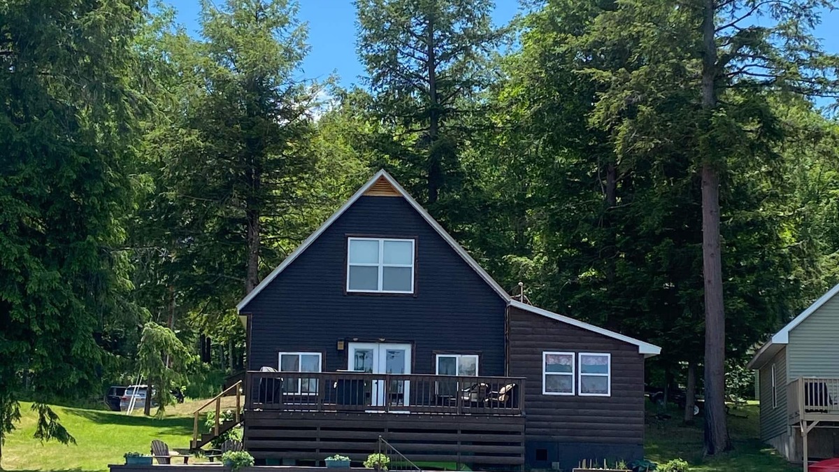 Russell Cabin | Peaceful Cottage on the Water ~ Sauna Cabin, Kayaks, SUP Board, Canoe & more!