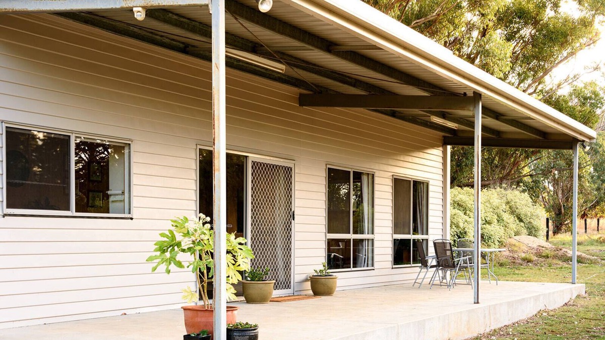 Willowmavin Cottage | Peaceful cottage retreat an hour from Melbourne