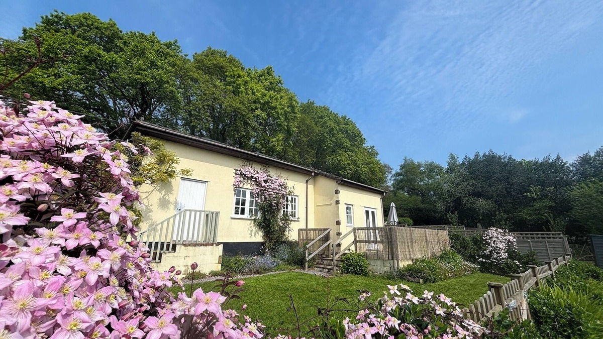 Lydney House | Peaceful country cottage with beautiful river views, family and dog friendly