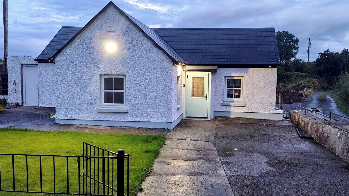 Lavally House | Peaceful Country Cottage, 3 minute walk to Hollygrove Lake.