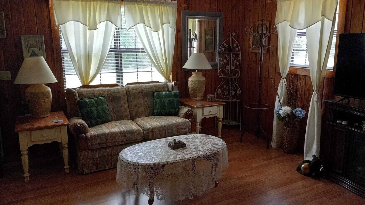 Pinetta Cabin | Peaceful Country Getaway Pet Friendly and Cozy!