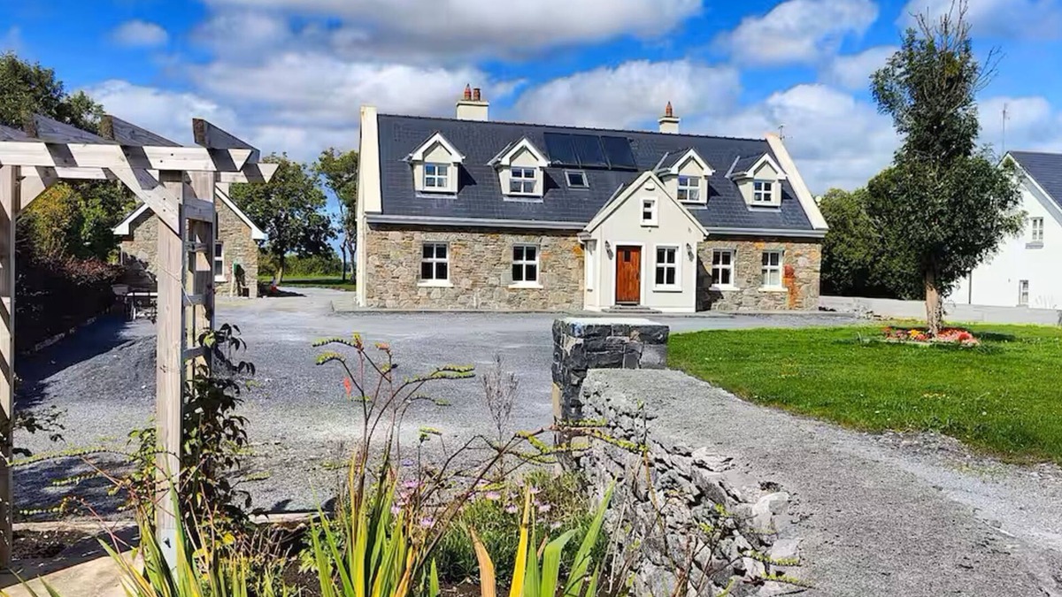 Carrowmoreknock House | Peaceful country home, spacious and warm, family friendly