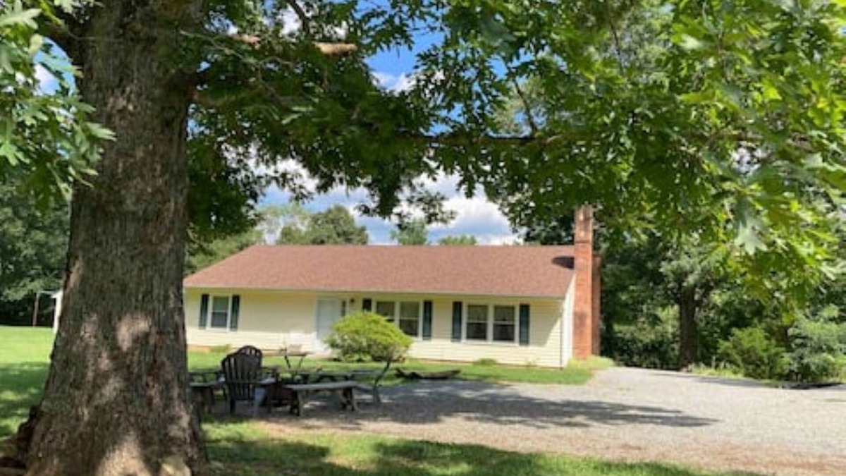 Callands-Gretna House | Peaceful, Country, Pet Friendly Getaway - Minutes from Smith Mountain Lake Dam